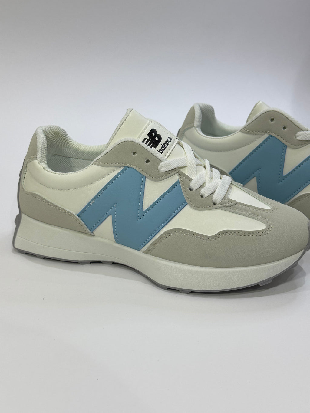 327 حذاء نيوبلنس